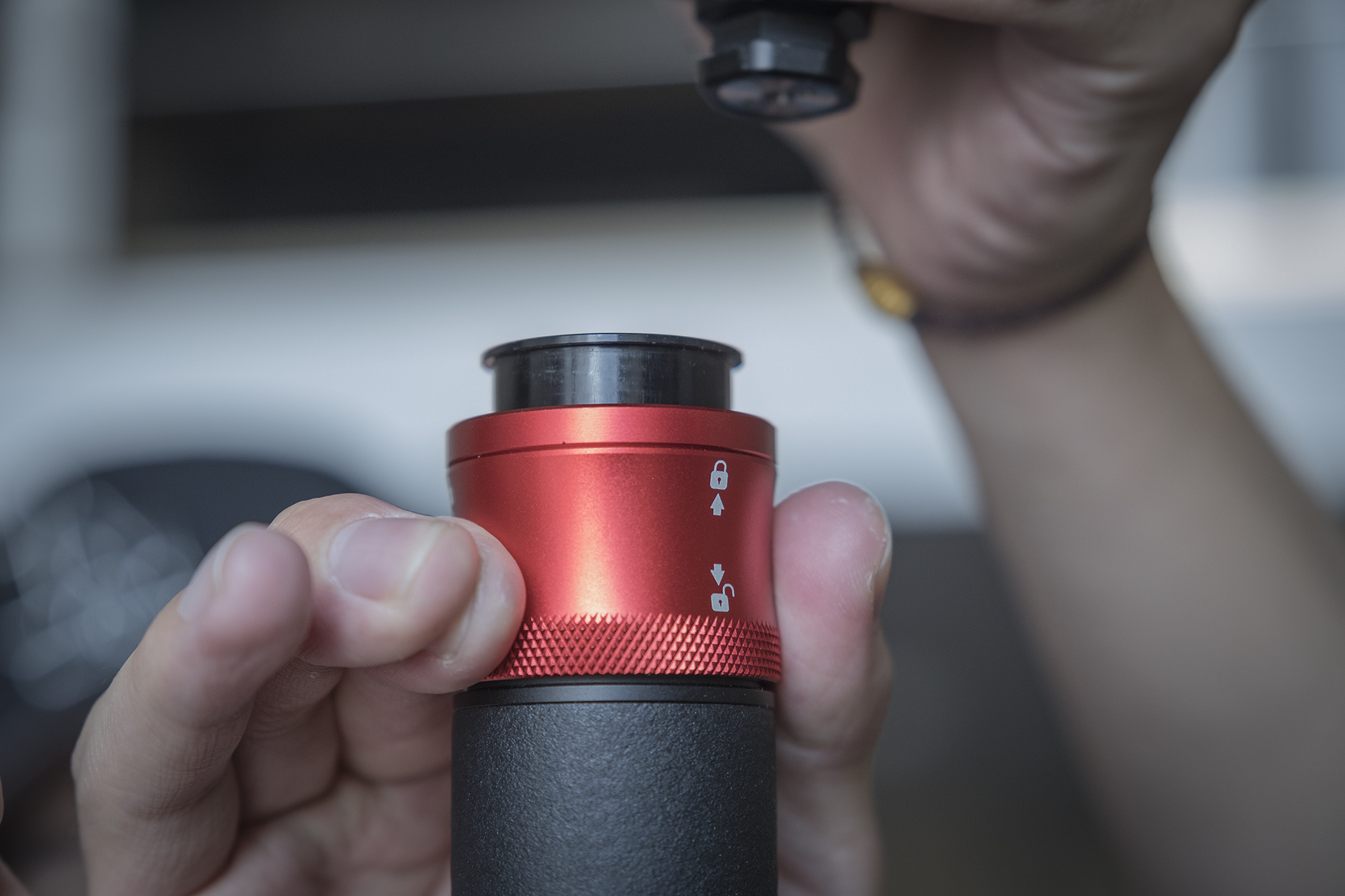 聚目开箱丨明明能靠脸，偏要拼才华——印迹COBRA2代独脚架开箱