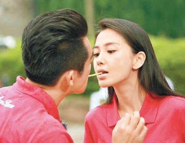 郑恺官宣杨颖的反应是什么,郑恺对杨颖前后态度差距