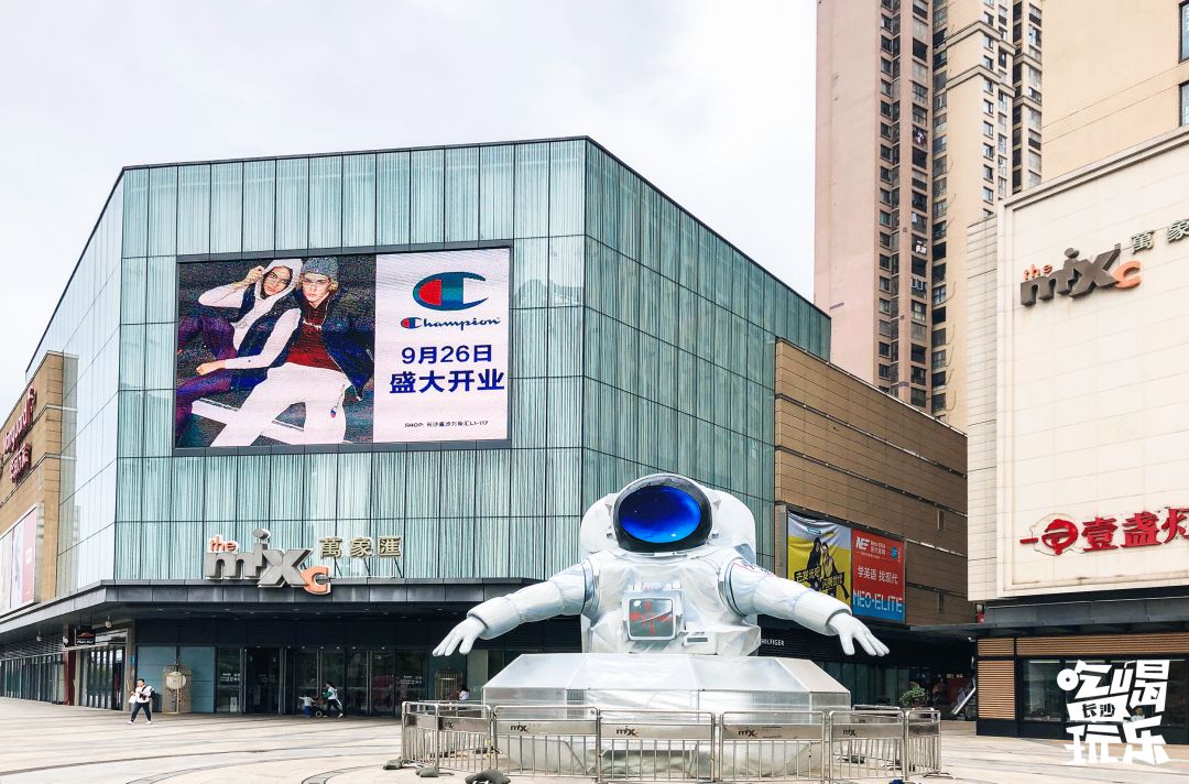 酷炫新地标!6m高巨型太空人登陆星城,开启未来进行时