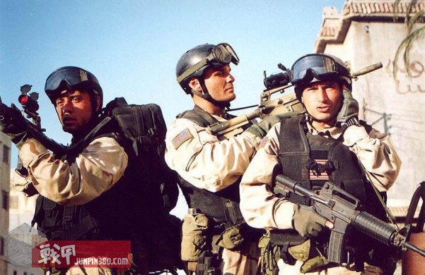 美国黑鹰战机坠落视频,十部顶级战争大片黑鹰坠落