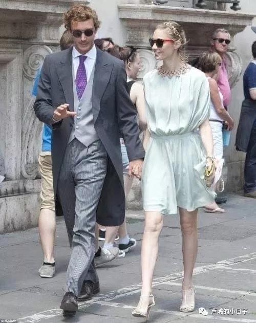 摩纳哥王妃终于精心打扮,摩纳哥最美王妃穿衣搭配