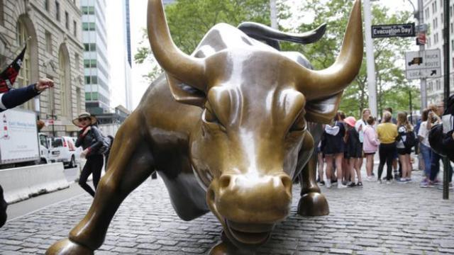 美国一雕像被推倒,美国一个绿色人头雕像