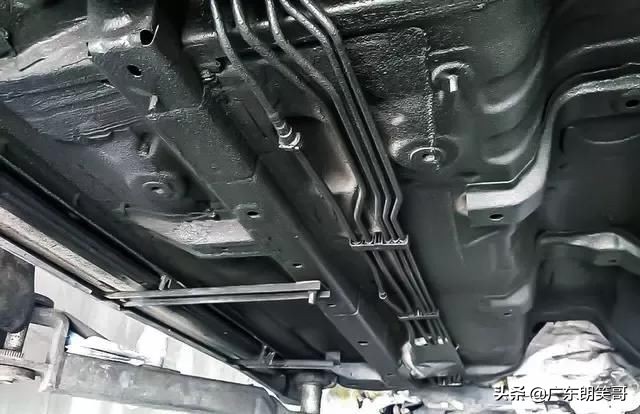 车被刮掉一点漆有必要报警吗,车被刮掉漆该去4s店吗