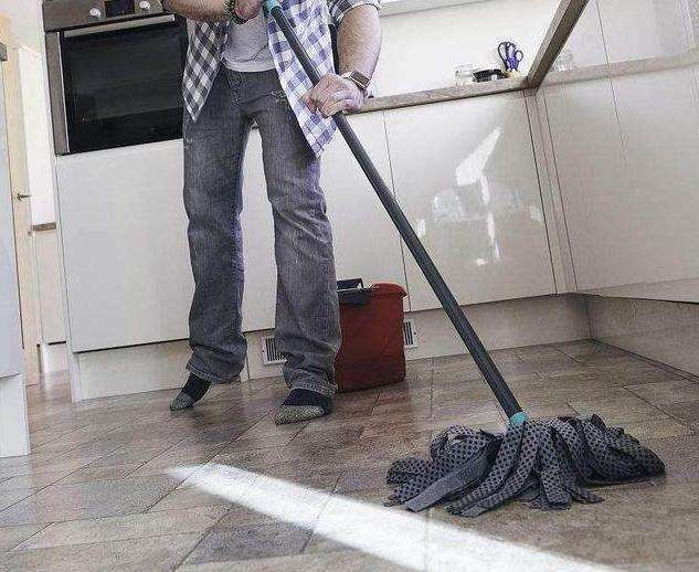 保洁阿姨用什么拖地板砖不留水渍,保洁阿姨最喜欢的拖地方法