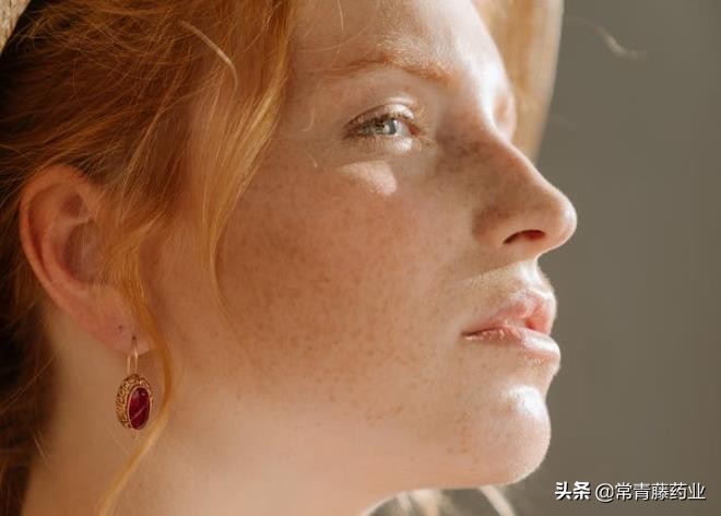 指甲变黑了是身体出了问题吗，黑指甲是否有癌变的可能？