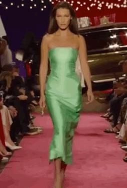 超模bellahadid现场喷制礼服,bellahadid变身复古摩登女郎