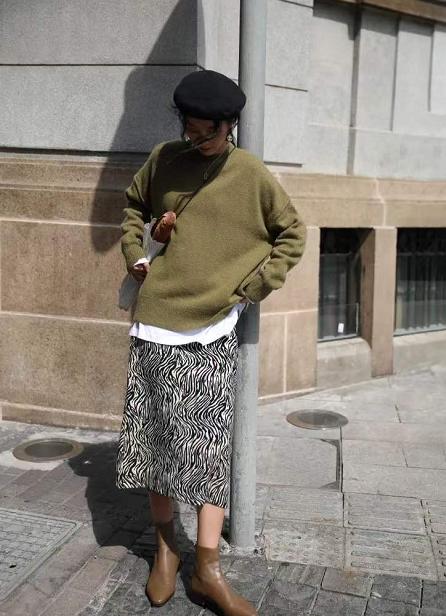 毛衣下摆宽松搭配什么裙子,大毛衣加半裙的搭配洋气好看