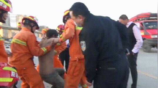 “下水道光身男”后续！被困窨井数日伸手指求救前因后果被警察查清了