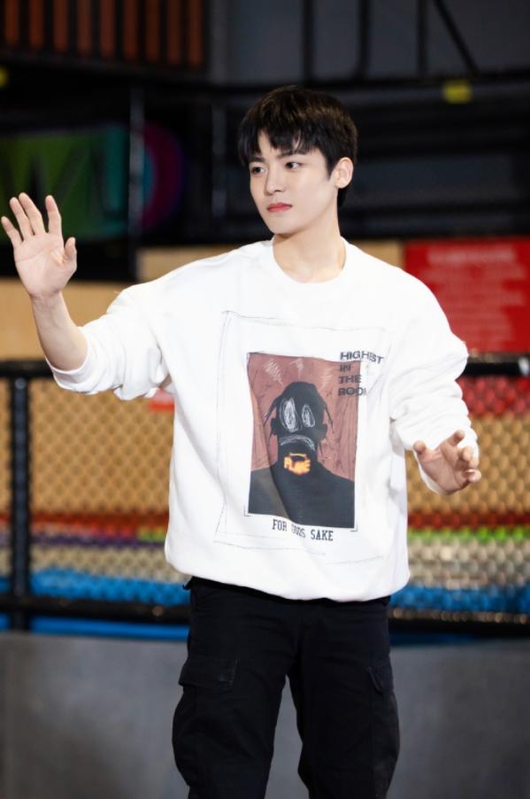 侯明昊蓝白拼接西装造型,侯明昊黑色西装图片