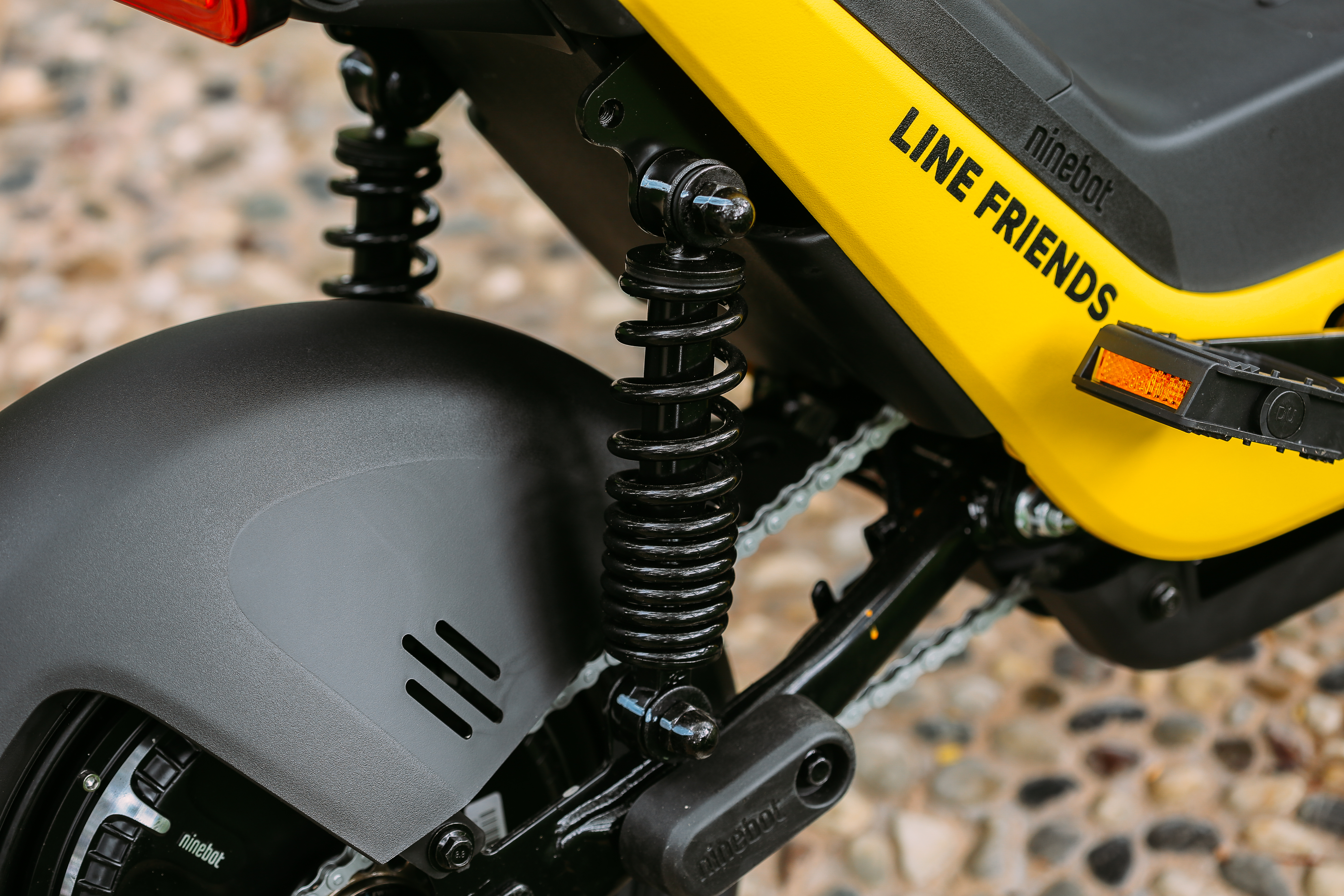 九号电动车新linefriends联名款,九号电动车a40缺点