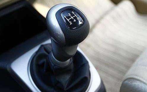 刹车突然失灵怎么办,汽车在行驶中刹车突然失灵怎么办