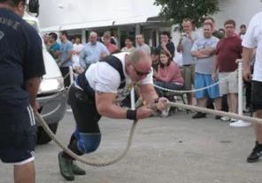 70岁老头把30岁按在地上摩擦，这就是肌肉的魅力​