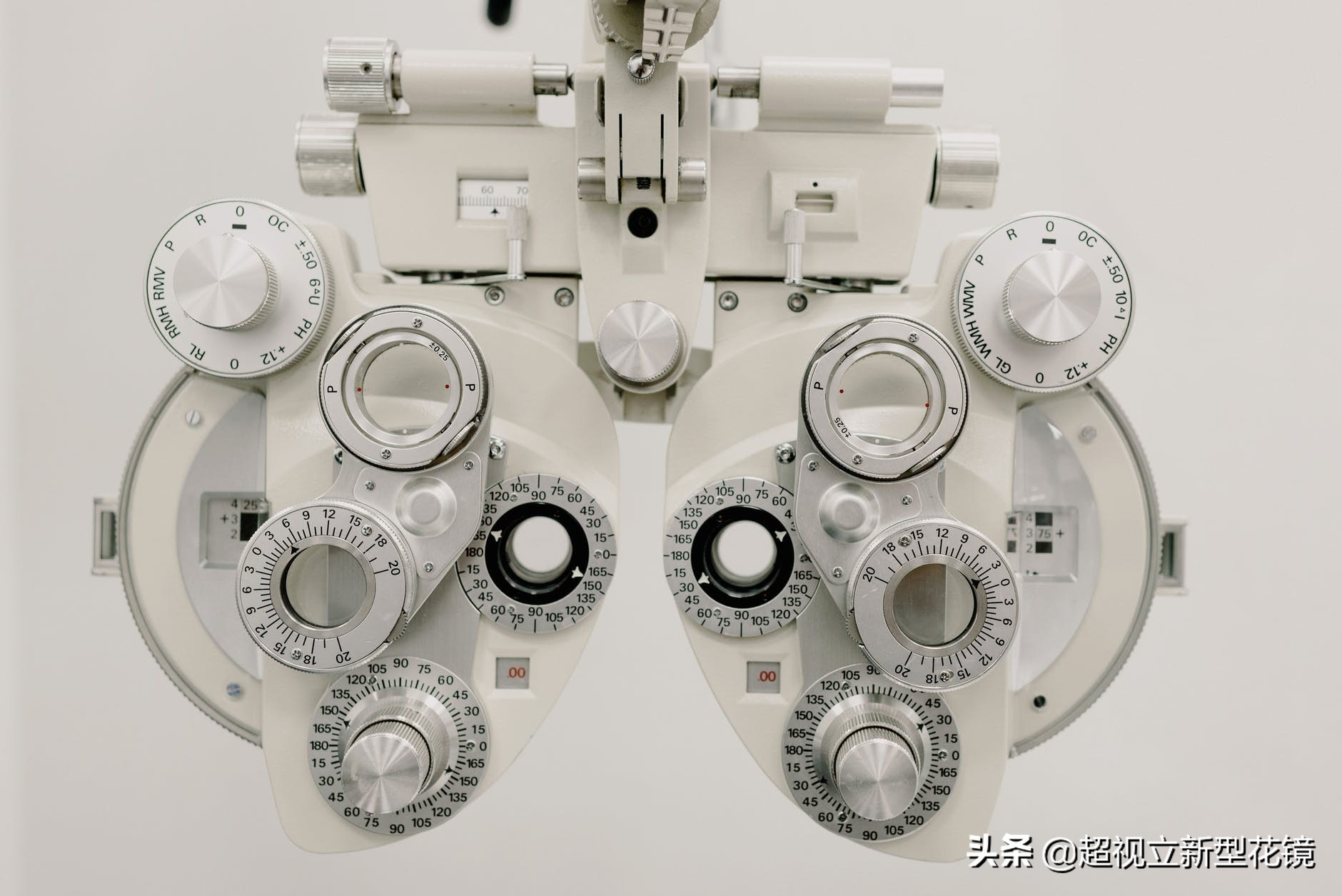 为什么医院跟眼镜店度数差距大,为啥医院验光和眼镜店不一样