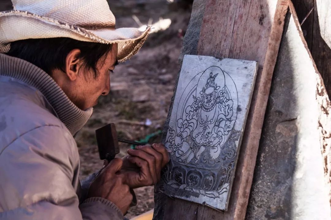 玛尼石凝固在石头上的信仰,玛尼石藏文