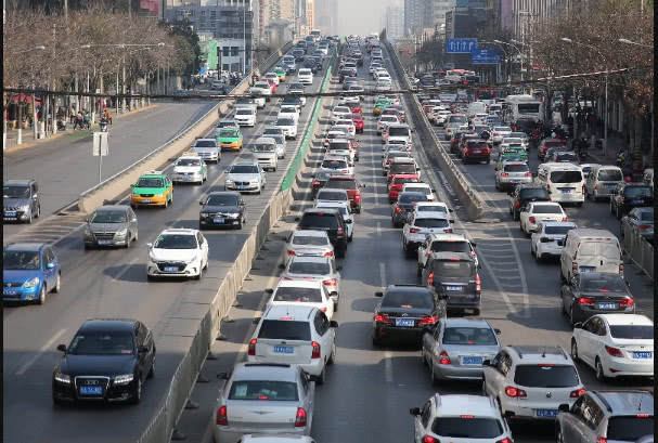 新买的车4s店只给一杯油,女子提车只给了一杯油