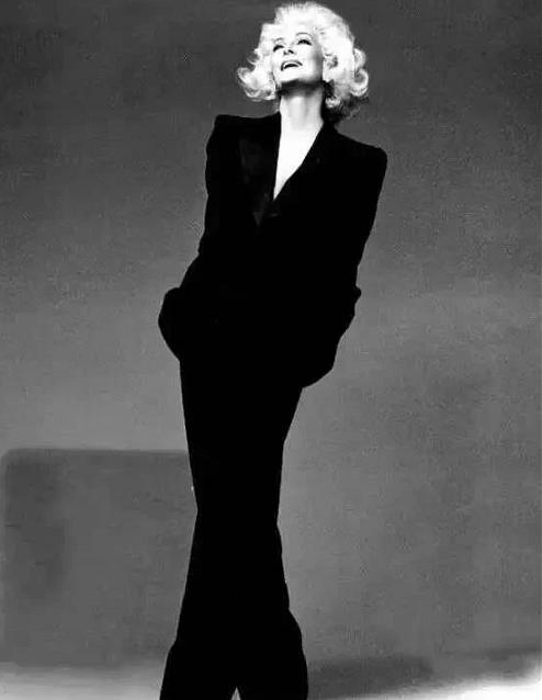 超模女王卡门：三次婚姻不幸，83岁有小鲜肉男友，89岁还上台走秀