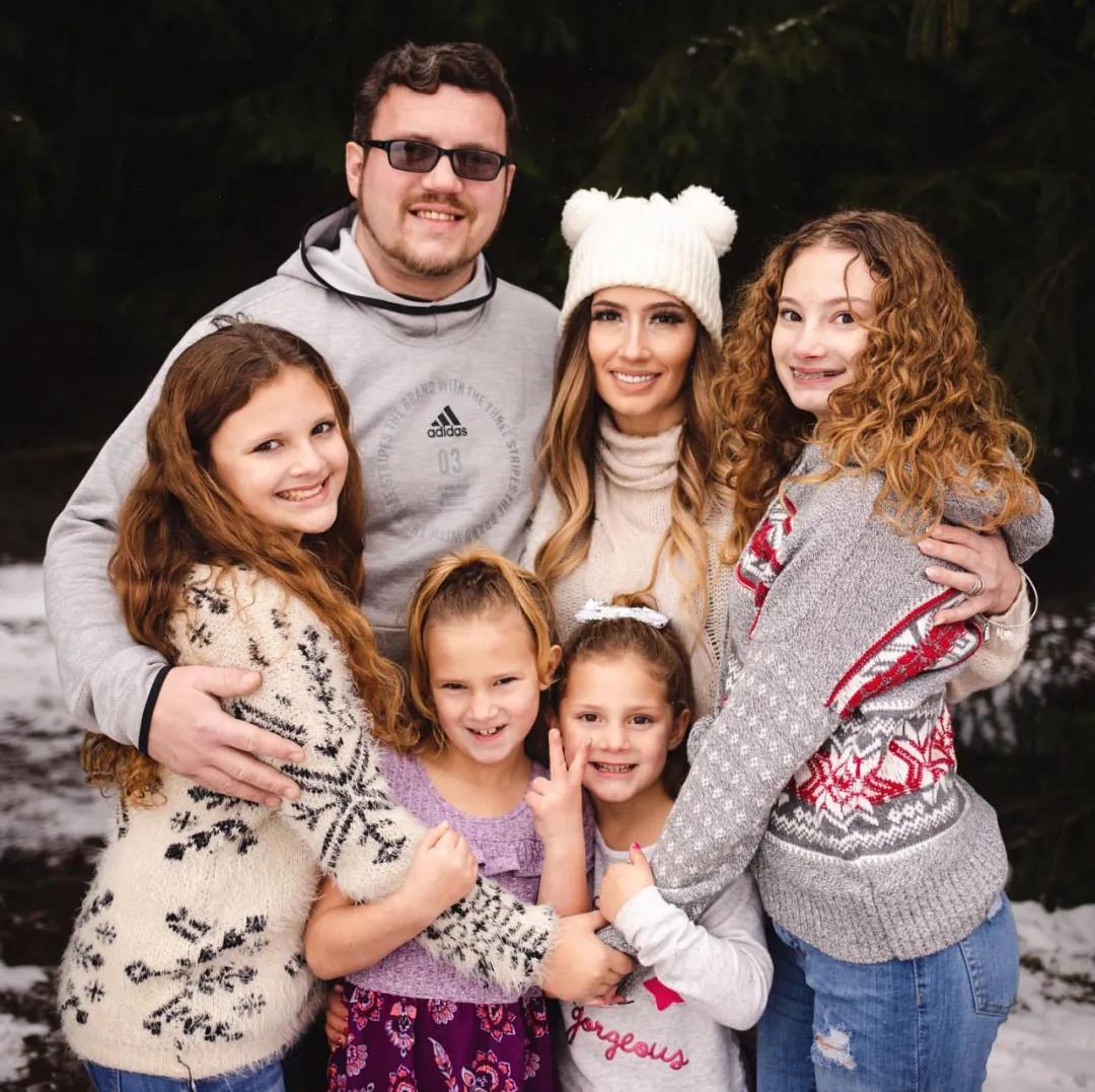 她21岁生娃,9年后牙齿掉光,卸妆惊呆网友:真实的自己最美