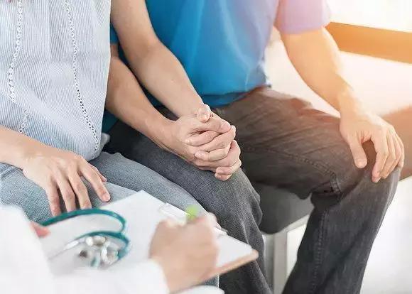 为保同性双亲权利，法国想把“父母”称谓改为“家长1家长2”