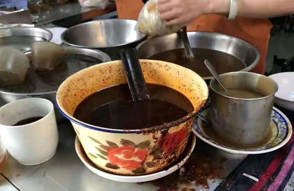 河南大姐大学毕业摆摊卖凉皮，5元一碗，已买两套房，感觉很自豪