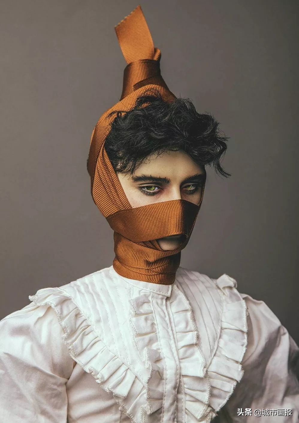 邮费都砍价的年轻人，竟给自己的娃娃穿上奢侈品