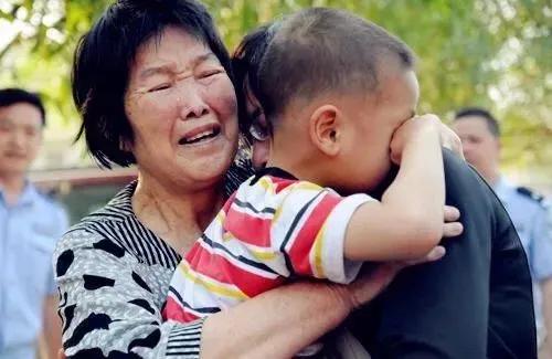 梦到小孩丢了后来又找到了,梦到孩子丢了最后又找到