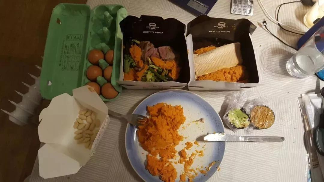 外国小哥模仿魔法师,外国小哥模仿吃东西的动作