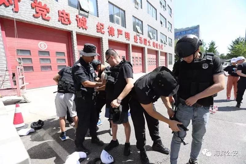 特警训练遭群众围观,特警魔鬼式训练