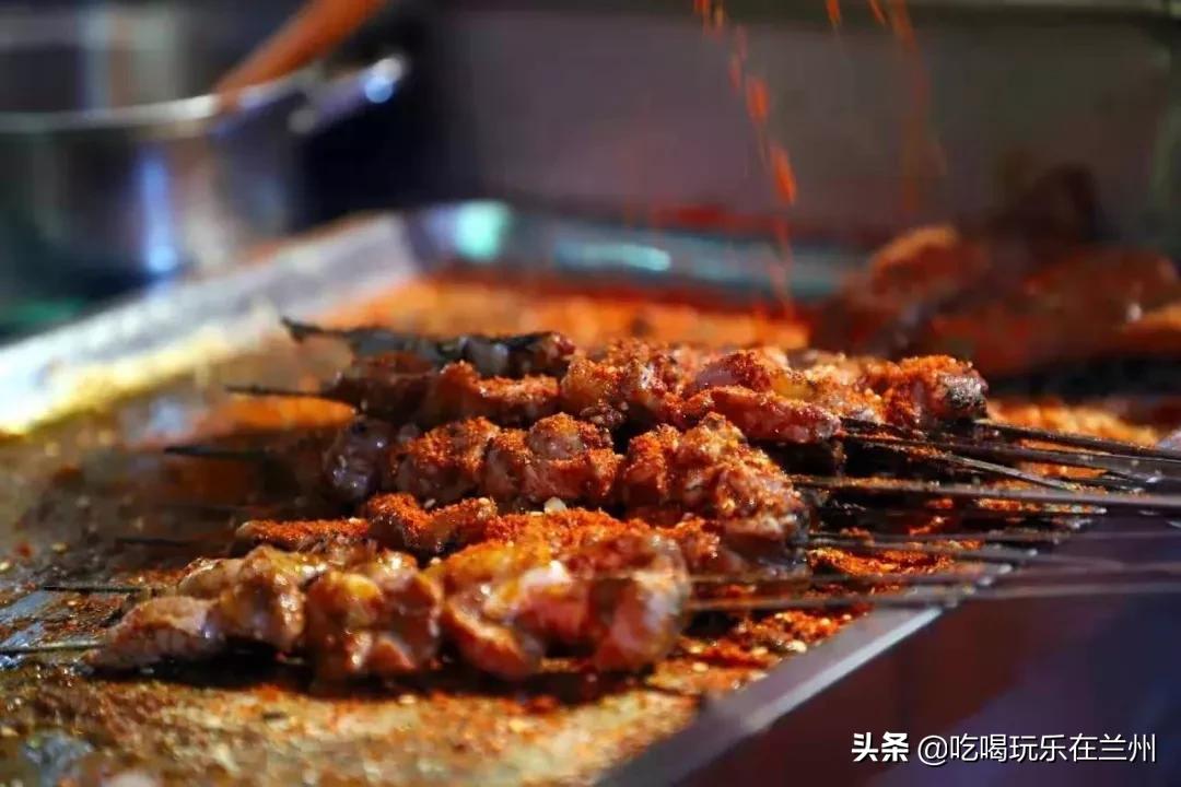 南关夜市这家烤肉，老板12岁出门打拼，烤肉就做了20多年