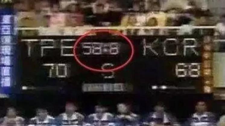 短道速滑1000米韩国两将摔出赛道,韩国短道速滑把队友推出赛道