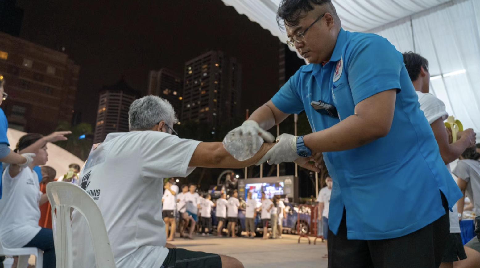 这个人把手摸在车上超过3天3夜赢了一辆车你觉得你行不？