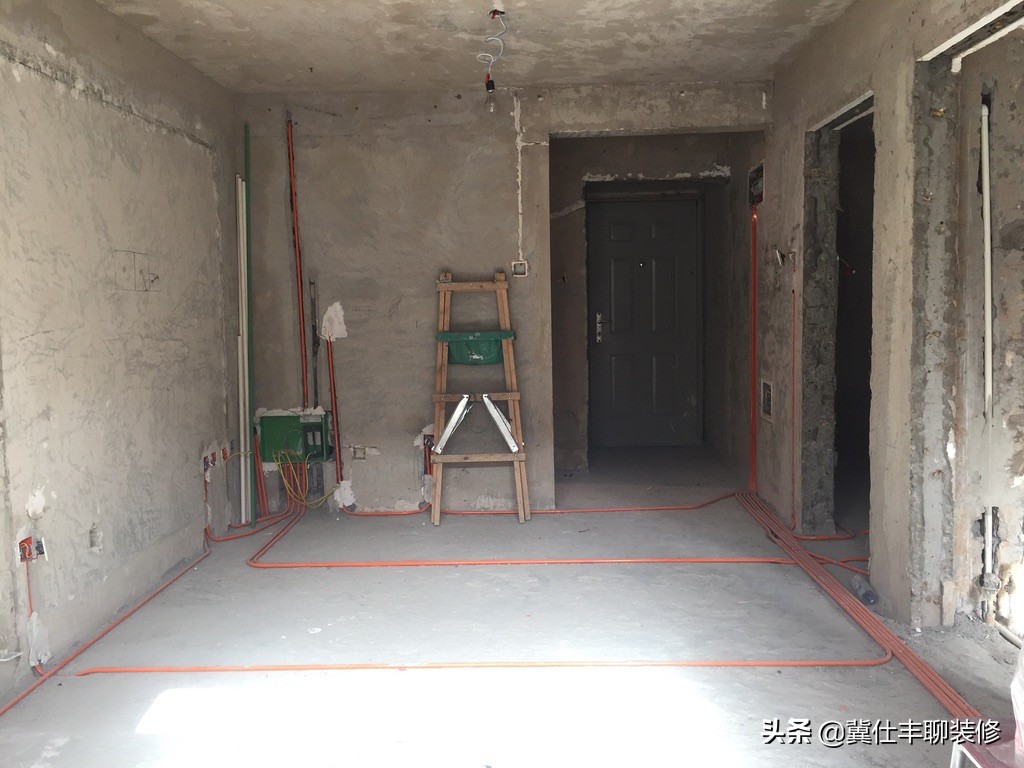 嵌入踢脚线把电线割断了,装踢脚线把墙打坏了怎么修复