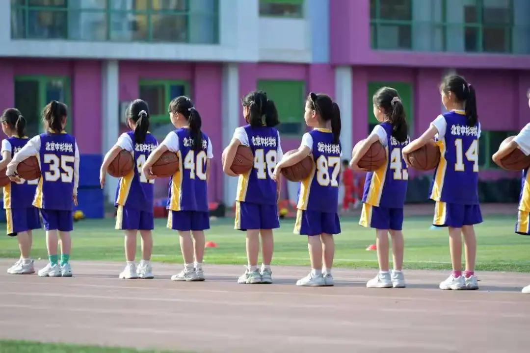 一共有207人参加体操表演,一百多人体育节开场