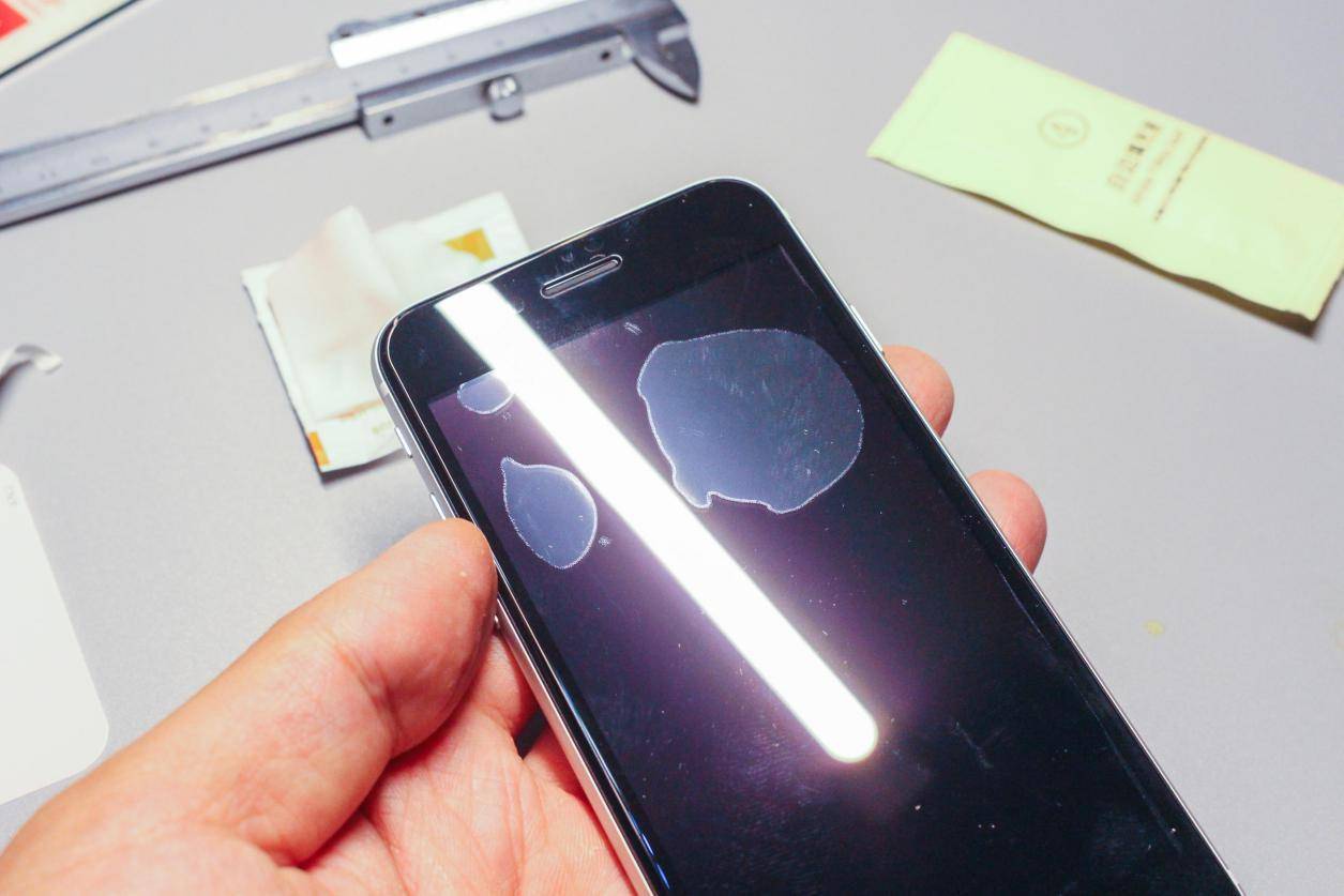 iphonese2钢化膜测评,iphonese2代钢化膜哪种好