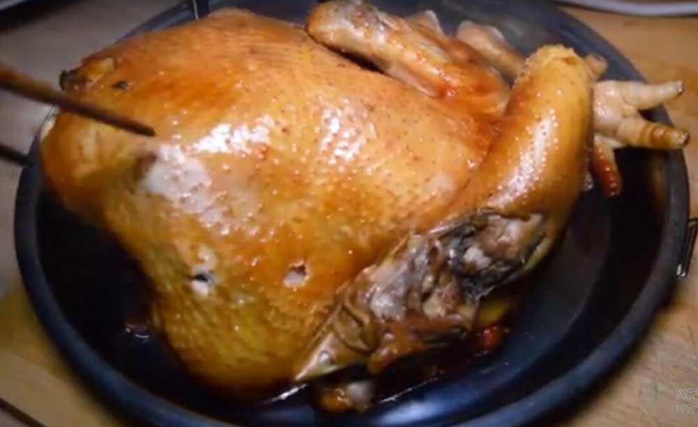 老妈把整只鸡放进电饭煲，45分钟后整只鸡端上桌，连骨头都抢光