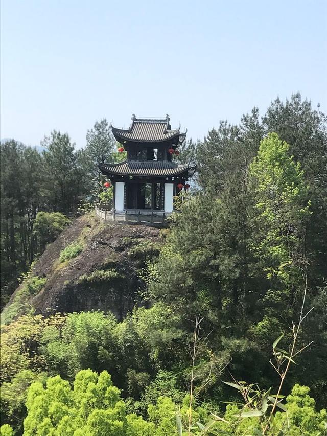 典型的丹霞地貌有碧水丹山之美誉,俯瞰丹霞地貌鬼斧神工令人惊叹