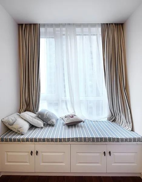 不顾后果砸掉飘窗,锤子砸下去瞬间,她们就后悔了