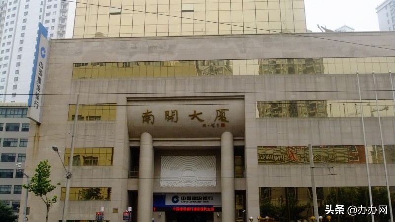 繁华都市与历史风烟并存坐着985路公交兜写字楼