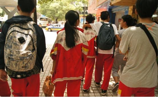 校服太丑不想给小孩穿,校服太丑怎么用鞋子拯救