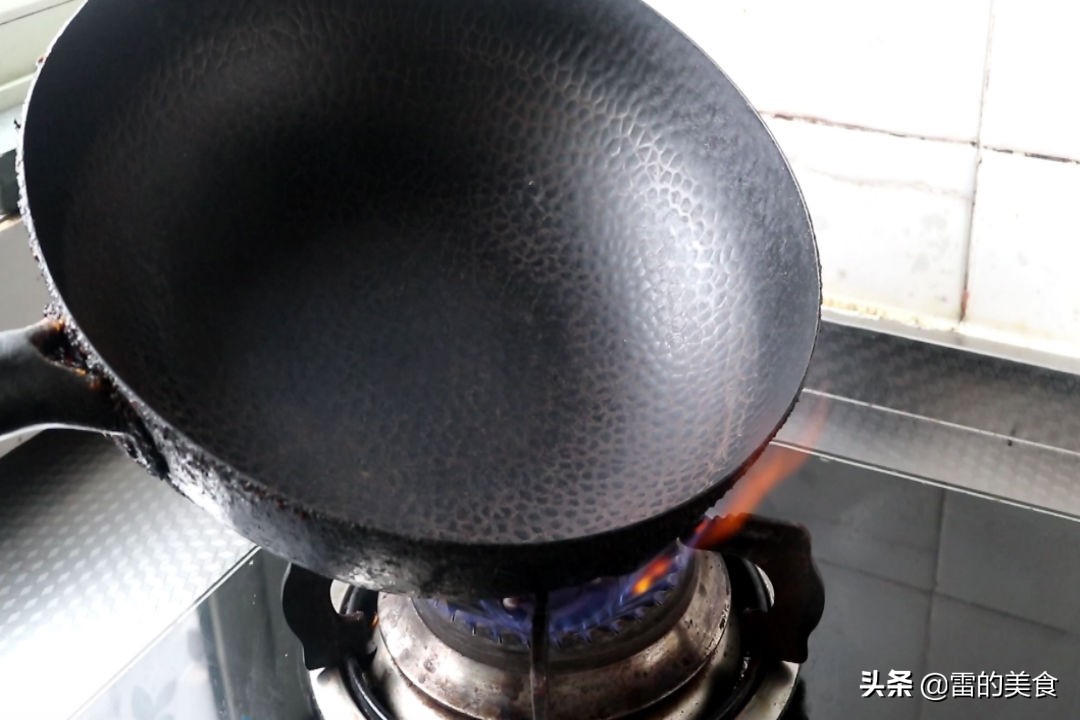 炒菜锅用久了又脏又粘锅，教你最简单的处理方法，旧锅变新锅