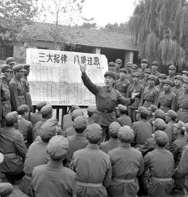 毛*东泽**：红军的强大，在于“跟我上”，而不是“给我上”