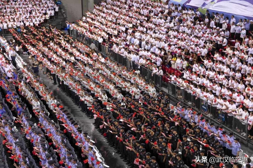 武汉军运会火种点燃,武汉迎军运五星红旗