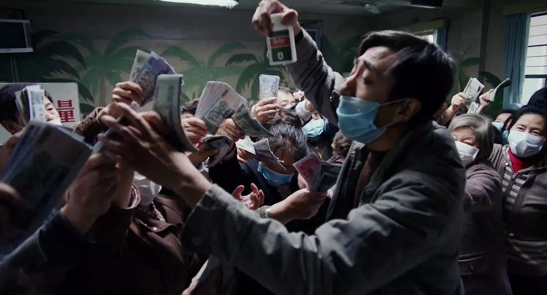 他在印度坐着三轮车狂奔，就为了抢3000个口罩……