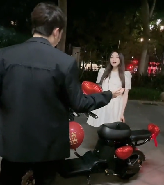 韩安冉给小猪妹买奔驰当代步车，小猪只顾风花雪月，网友：绝绝子