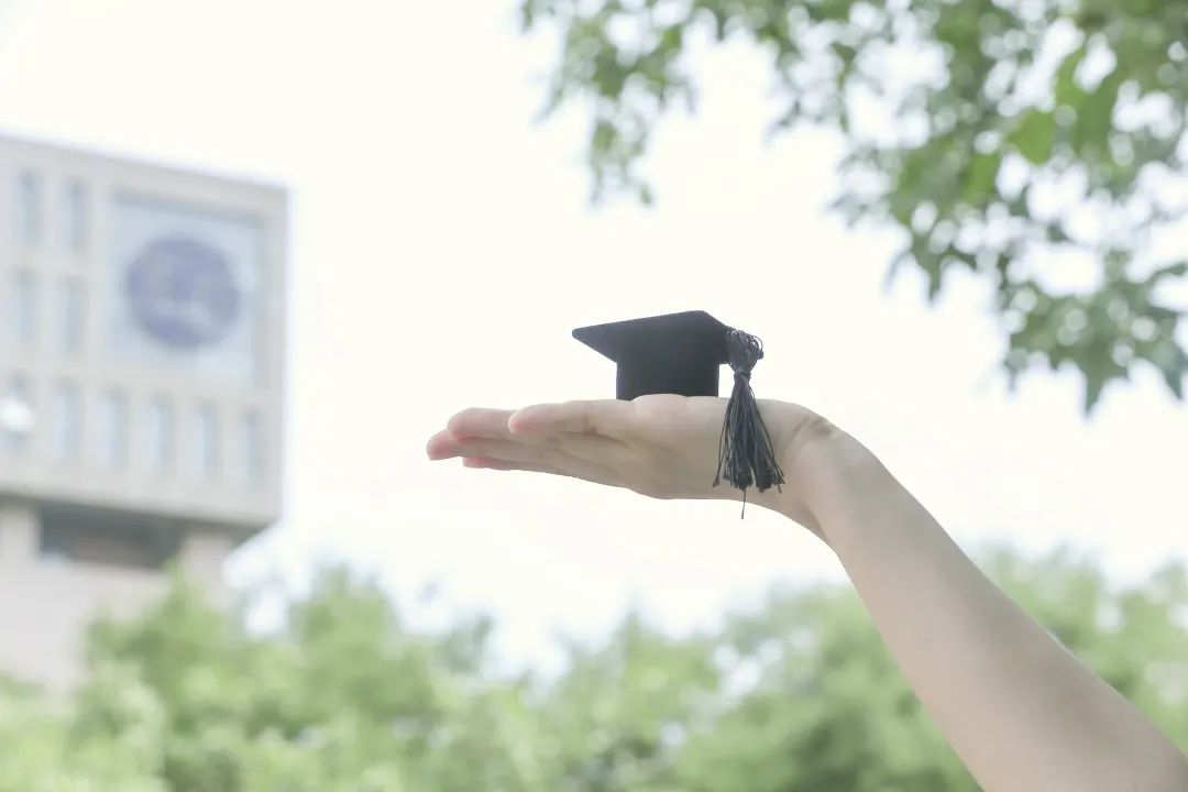 豪！这所高校为本科毕业生发水晶，硕士发蓝宝石，博士发钻石