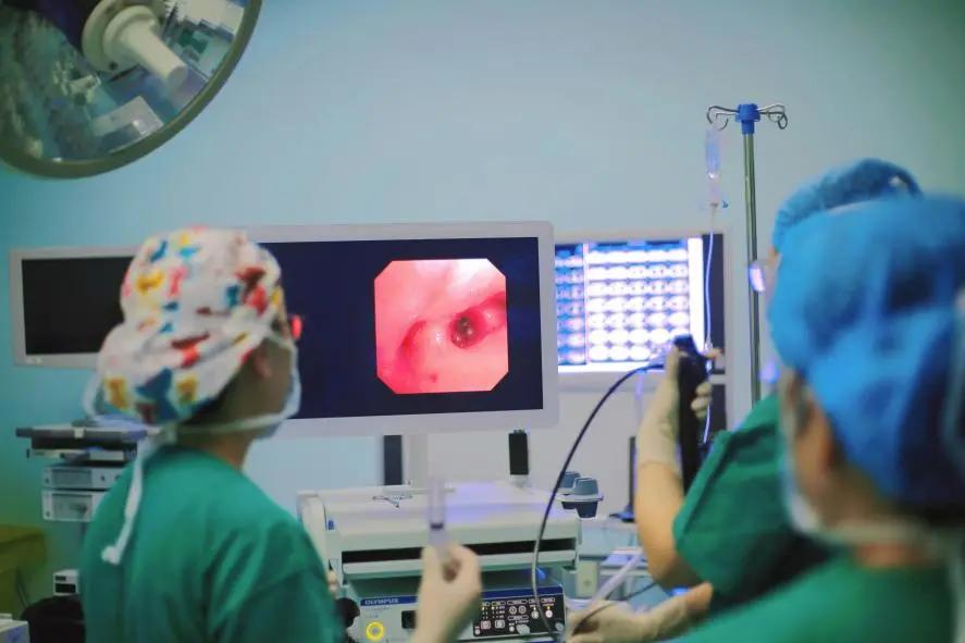 肺炎支气管镜一般费用多少,肺炎不好反复发烧