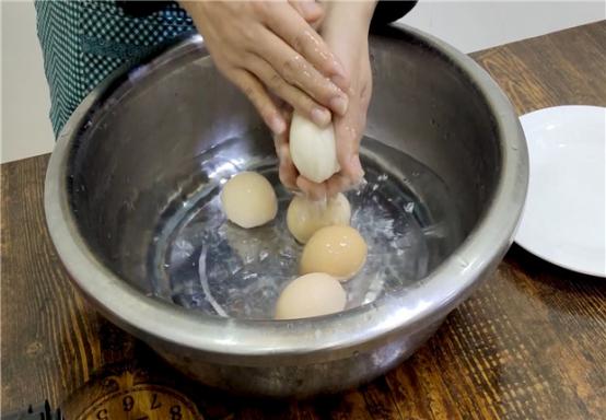 煮鸡蛋这样做鸡蛋软嫩鲜香好剥壳,白水煮鸡蛋怎么煮好剥壳