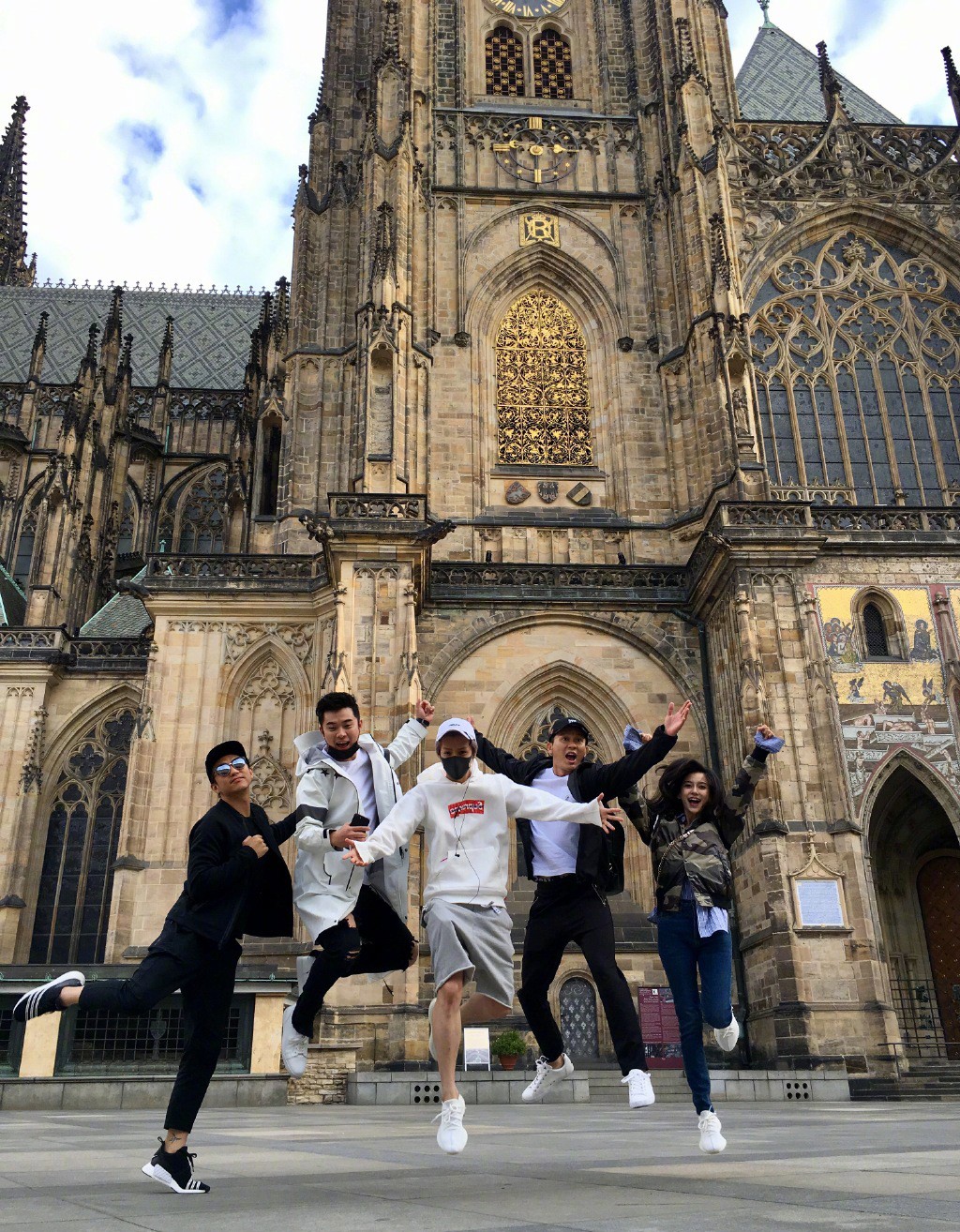 鹿晗黑色装,鹿晗白色套装满满的少年感