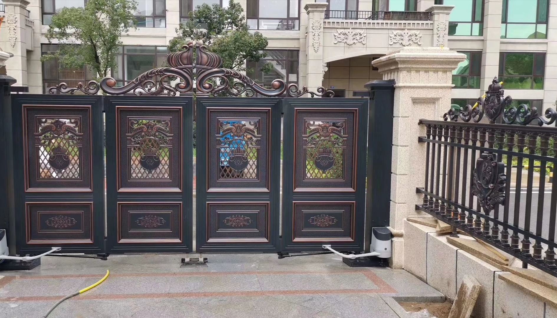 双开铝艺大门安装,双开铝艺大门