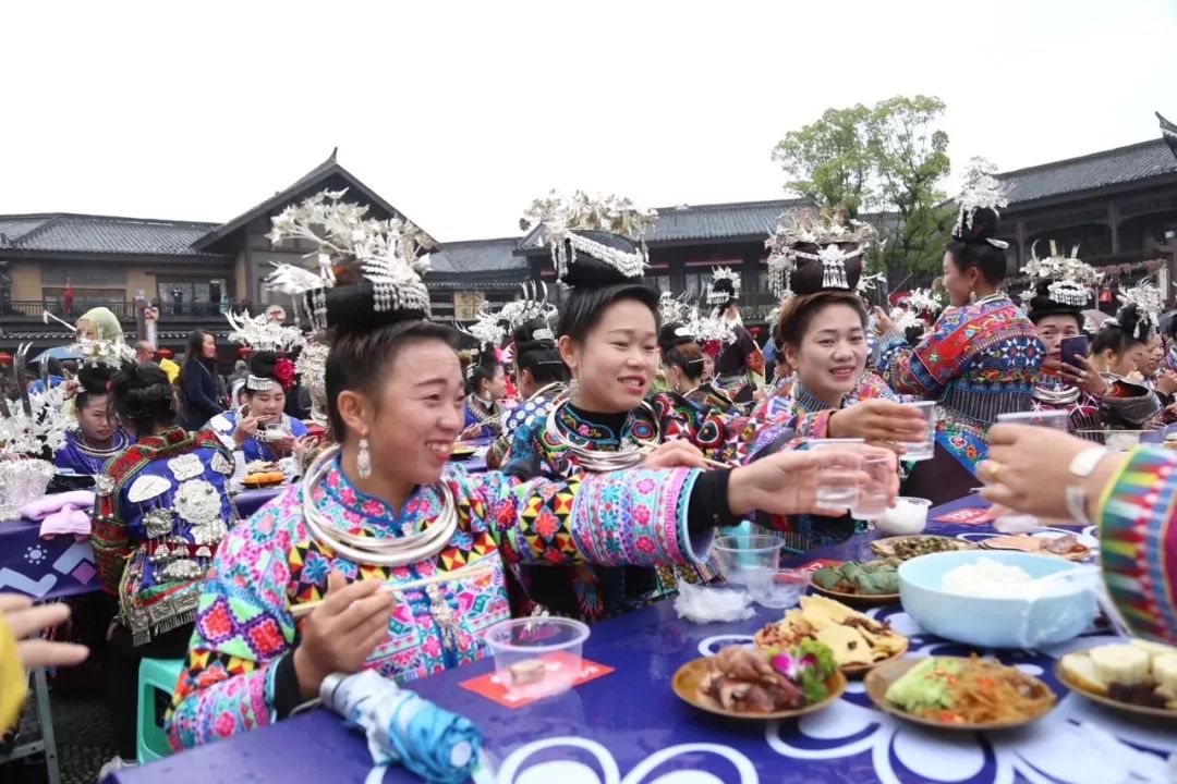5万人PK酒量饭量胆量!这个饭局水陆两栖震撼上天