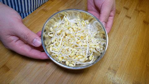 油泼面好吃做法简单健康营养,油泼面的家常做法简单的